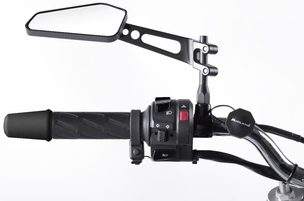 <div class='descrGalleryTitle'>MIDLAND BTT BOTTON - UN BOTTONE SUL MANUBRIO PER DIALOGARE A LUNGA DISTANZA</div><div class='descrGalleryText'><p>Trasmetti semplicemente premendo questo bottone wireless 4.0, compatibile con tutti gli smartphone di ultima generazione (iOs e Android). Rende sicura la guida in quanto posizionato in modo ergonomico al manubrio tramite una fascia in silicone con aggancio/sgancio veloce. Funziona con una APP dedicata che si chiama BT Talk con la quale creare gruppi privati di amici per parlare ovunque si trovino. Ascolti e comunichi attraverso l’interfono. Al suo interno ha una batteria che dura 2 anni. &nbsp;</p>
<p><b>PREZZO AL PUBBLICO: 49,00 euro</b></p>
</div>